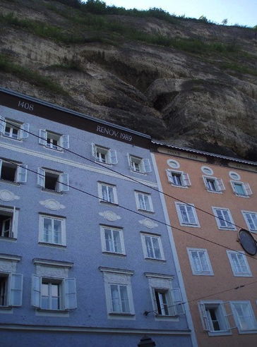 In der Gstättengasse sind die Häuser direkt an die Abhänge des Mönchsbergs gebaut