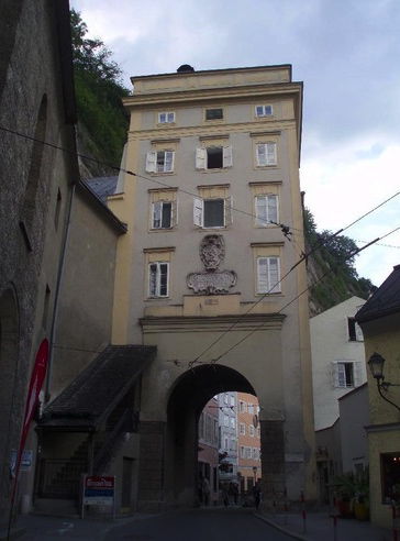 Das Gstättentor liegt an der mittelalterlichen Grenze Salzburgs und beinhaltet noch Reste der alten Stadtmauer