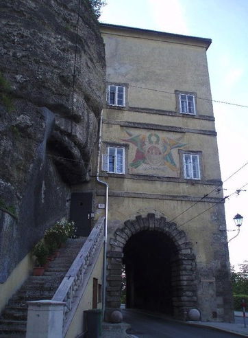 Das dritte Tor auf diesem Spaziergang zwischen Salzach und Mönchsberg: Das Klausentor von 1612. Dieses Tor wurde gebaut, um den Landstreifen zwischen Fluss und Berg jederzeit schließen und kontrollieren zu können.