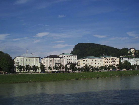 Entlang der Salzach gingen wir dann wieder zurück in die Innenstadt und genossen die schönen Blicke über den Fluss