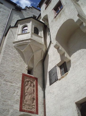 An vielen Stellen sieht man Reliefs an den Wänden