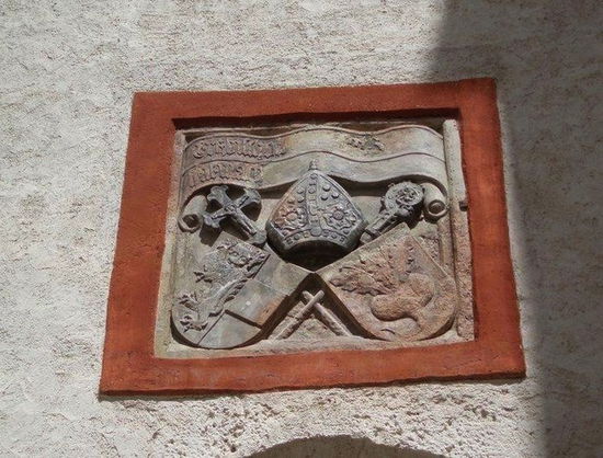 Oft trifft man auch auf eine Rübe, und das hat einen bestimmten Grund: Die Rübe war das Wappenzeichen des Erzbischofs Leonhard von Keutschach, der einst viele Änderungen an der Festung vornahm. Er wurde als fauler Schüler von seinem Onkel mit einer Rübe beworfen und das machte so einen Eindruck auf ihn, dass er ab da fleißig lernte und Karriere machte.