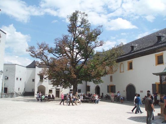 Zentraler Platz ist der große Innenhof mit der schönen Linde