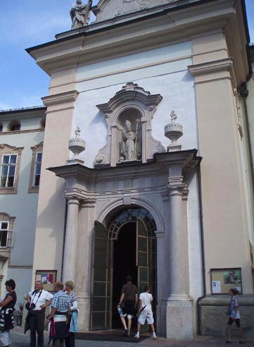 ...mit romanisch anmutendem Portal...