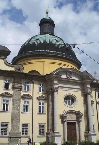 Die Kajetanerkirche (1700 - 1730), die eher wie ein Palast als wie eine Kirche aussieht. Im Zweiten Weltkrieg wurde sie als Krankenhaus genutzt!
