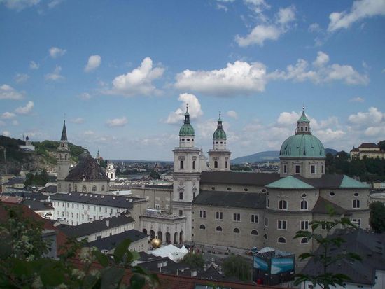 Erste Blicke auf den Dom und die Franzisanerkirche
