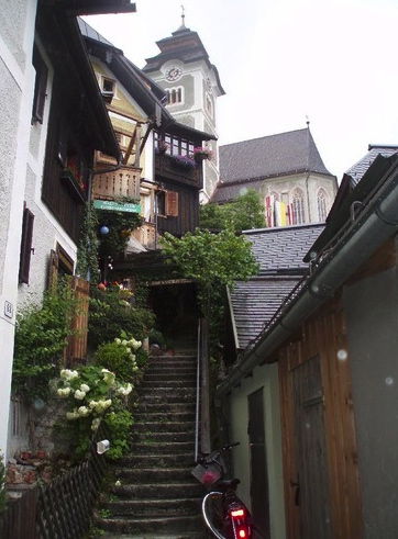 Durch kleine Gassen und über steile Treppen geht es hoch zur katholischen Kirche