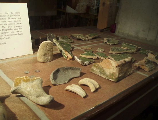 Die Ausstellung unter dem Sportgeschäft Juno