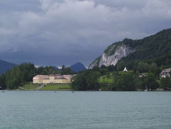 Ein Internatsgebäude am Seeufer - könnte auch ein Schloss sein, oder?