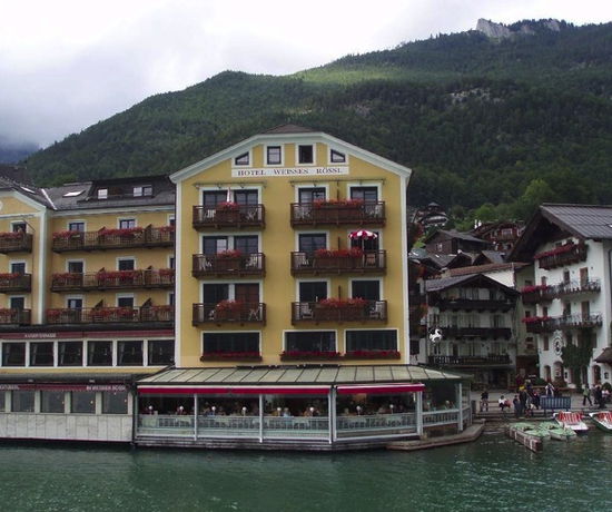 Das Weiße Rössl vom See aus gesehen
