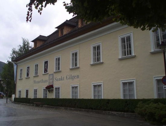 In diesem Haus wurde 1720 Anna Mozart, die Mutter von Wolfgang Amadeus Mozart, geboren. Später lebte hier Nannerl, Mozarts Schwester. Mozart selbst kam allerdings nie nach Sankt Gilgen!
In dem Haus ist heute ein Mozart-Museum, dafür hatten wir aber leider keine Zeit.