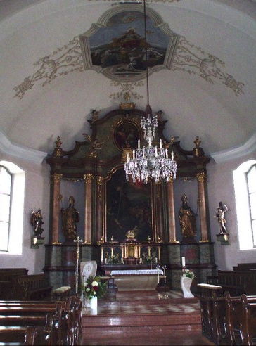 Der Altar der Kirche stammt von Johann Ernst von Keutschnach, einem Verwandten des bekannteren Leonhard von Keutschnach.