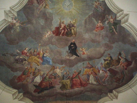 Das Deckengemälde zeigt die Himmelfahrt des Schutzheiligen Sankt Aegidius