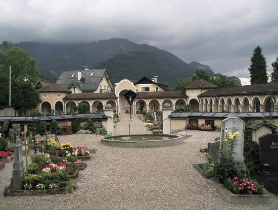 Den Friedhof der Kirche mit den hellen Arkaden fand ich wunderschön