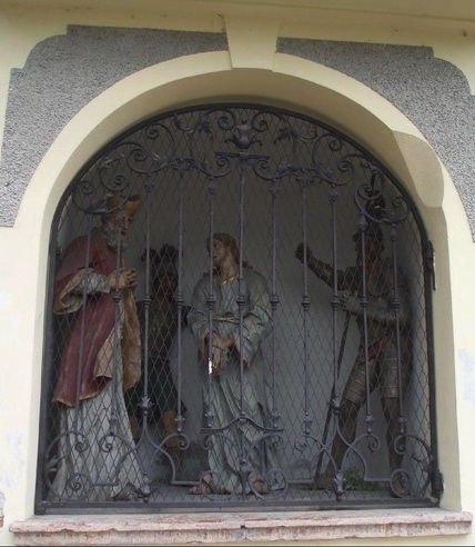 Am Beginn des Weges geht man an einem Kreuzweg entlang.