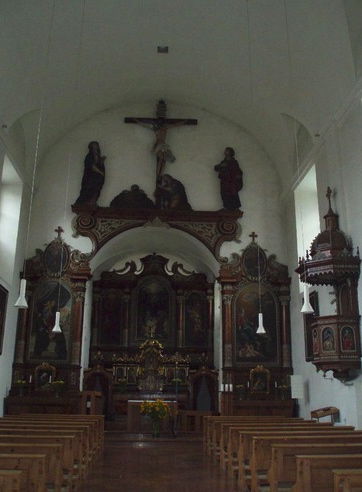 Das einzige Prunkstück in der Kirche ist der barocke Altar.
