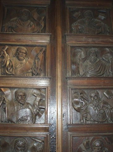 Ein Highlight befindet sich jedoch am Eingang: Diese gotische Holztür ist eines der wenigen Überbleibsel des alten frühmittelalterlichen Doms, der abgerissen wurde, um den jetzigen Dom zu bauen!