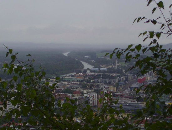 Die "bayerische Aussicht" - im Mittelpunkt die Salzach, und ganz hinten liegt Bayern.