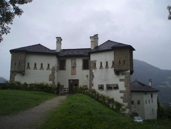 Das Franziskischlössl ganz oben auf dem Gipfel! Es wurde im 17. Jahrhundert für die Stadtbefestigung gebaut und als Herberge für Soldaten, 1849 wurde es eine Schankstube. An diesem Vormittag leider geschlossen, sonst wären wir für eine Pause eingekehrt!