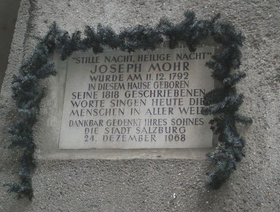 In der Nähe (Steingasse 9) befindet sich auch das Haus, in dem Joseph Mohr geboren wurde, der den Text zum Lied Stille Nacht schrieb. Ich hab ehrlich gesagt gedacht, dass das Lied viel älter sei...