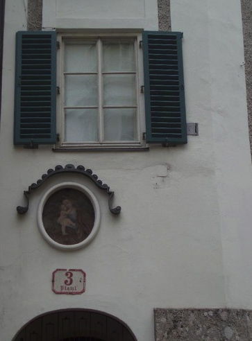 Am Beginn der Linzergasse (Platzl 3) liegt das Haus des berühmten Mediziners Paracelsus, der hier im 16. Jahrhundert lebte.