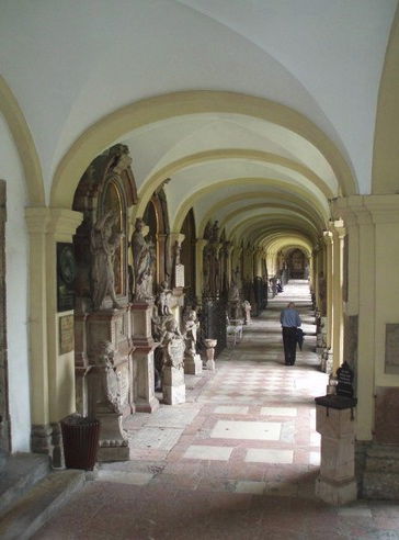 In den Arkaden, die von der Kirche zum Friedhof führen, ist Paracelsus begraben, auf dem Friedhof selbst Leopold und Konstanze Mozart, Vater und Frau von Mozart, sowie Konstanzes Tante Genovefa von Weber, die Mutter des Komponisten Carl Maria von Weber.