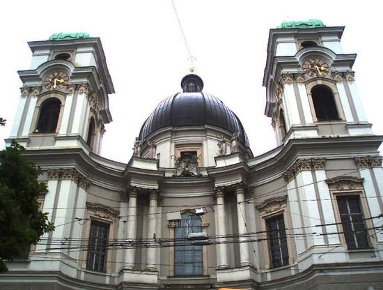 Auf dem Weg zum Schloss kamen wir noch an der Dreifaltigkeitskirche vorbei, der ersten Kirche Fischer von Erlachs, der so viele Kirchen und andere Gebäude in Salzburg errichtet hat.