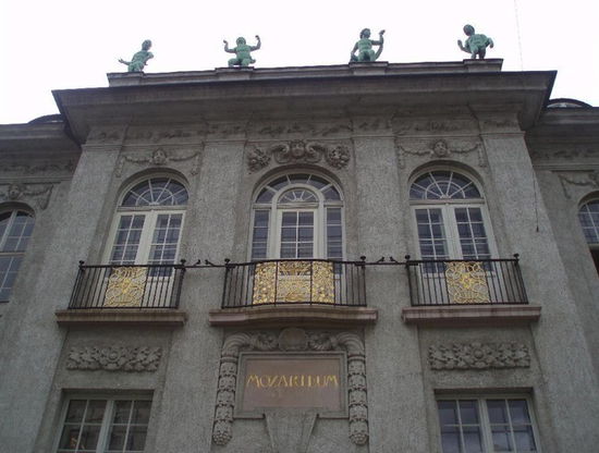 Das Mozarteum, Sitz der Mozart-Stiftung, ist ein schönes Jugendstil-Gebäude. Es beherbergt auch mehrere Konzertsäle.
