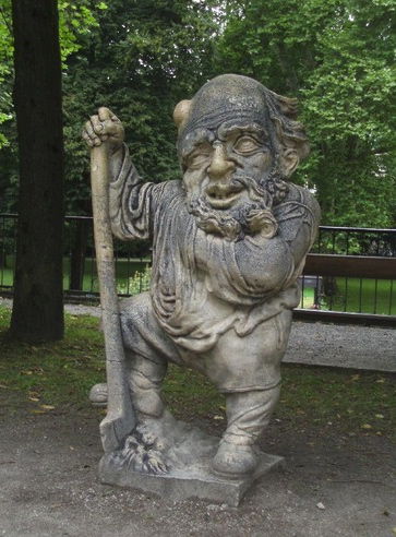 Ein beliebter Ort in den Gärten ist der Zwerglgarten, mit vierzehn großen Zwergenstatuen, die alle einen bestimmten Beruf repräsentieren. Sie wurden ursprünglich für Ludwig I gemacht, der sie aber hässlich fand und sie nicht haben wollte... Kann ich verstehen!