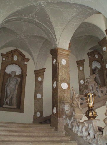 Die Engelstiege ist eine Treppe im Schloss, die meistens besichtigt werden kann - eine künstlerisch hervorragend gemachte Treppe aus Stuck und Marmor.