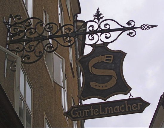 Hier noch eine kleine Fotostrecke der typischen gusseisernen Schilder, die ich in der Getreidegasse und anderswo aufgenommen habe
