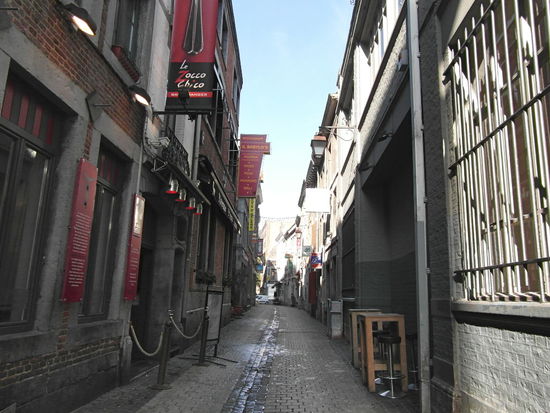 Das Restaurant liegt in der Rue Saint-Jean-en-Isle, einer der typischen schmalen Gassen Lüttichs