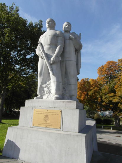 ...sowie dieses Denkmal, dass an die belgischen Widerstandskämpfer gegen die Nazis erinnert.