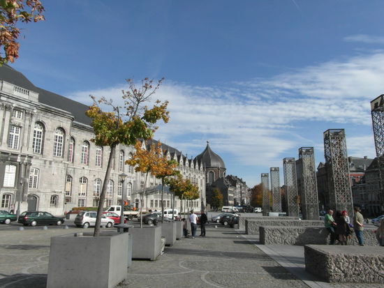 Place Saint Lambert mit den Säulen, die den Standort der zerstörten Kathedrale markieren.