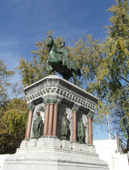 Auf dem Weg zwischen Maas und Parc D'Avroy befinden sich auch diese Statur von Karl dem Großen...