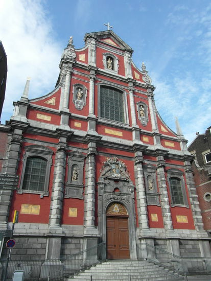 Die Kirche Notre-Dame de l'Immaculée Conception, die in der roten Farbe gehalten ist, die ich hier an vielen Gebäuden entdeckte.