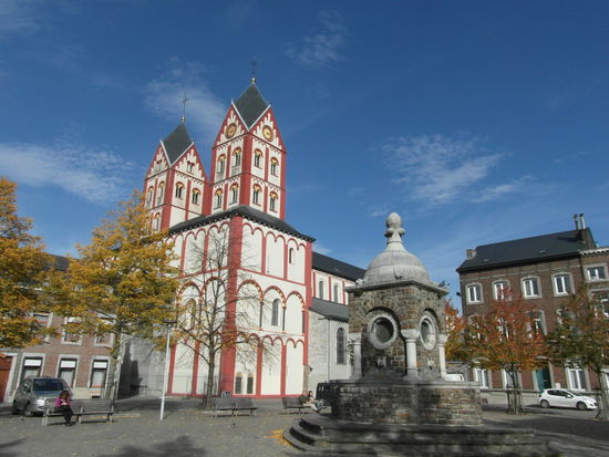 Der schöne Platz vor der Kirche Saint Barthélémy