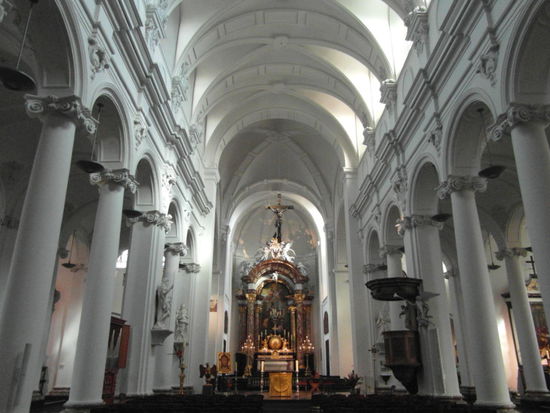 Das barocke Innere überraschte mich beim Eintreten, aber da ich weiße Barockarchitektur mit Stuckarbeiten sehr mag, gefiel es mir trotzdem.