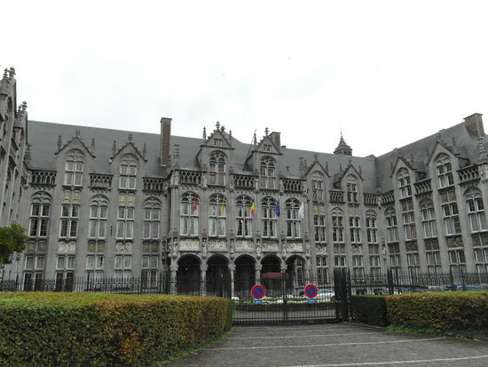Auf der linken Seite befindet sich eine schönere Fassade, also sollte man unbedingt mal um die Ecke gucken!