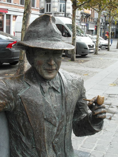Hier befindet sich eine Statur von Georges Simenon. Der berühmte Krimi-Autor stammt aus Liège.