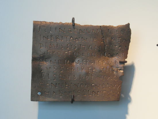 Ein römisches Militärdiplom aus dem Jahr 98, das einem Soldaten nach fünfundzwanzig Dienstjahren verliehen wurde. Da hat sich also einer fünfundzwanzig Jahre für das Römische Reich abgerackert, und bekommt dann diese Urkunde dafür, und wir können sie heute, 2000 Jahre später, anschauen... Da bekomme ich Gänsehaut!