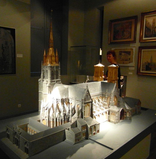 In der Mittelalter-Abteilung: Ein Modell der alten Kathedrale Saint Lambert, die zerstört wurde.