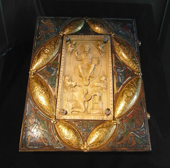 Das Evangeliar von Notger, neben dem Taufbecken, das ich am Vortag besichtigt habe, ein weiteres Highlight der maasländischen Kunst. Es stammt aus dem Jahr 930 und der "Buchdeckel" ist aus Elfenbein, Emaille und Gold.