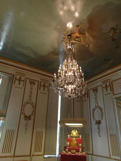 Ein Teil der Museums ist im ehemaligen Hôtel de Hayme de Bomal untergebracht - die Räume sind sehr prachtvoll, und zu Beginn des 19. Jahrhunderts lebte hier Napoleon, wenn er in Lüttich war! Da hatten sich schon alle Hoffnungen der Revolution zerschlagen und Lüttich stand unter französischer Herrschaft.