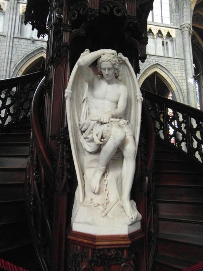 Auf der Rückseite der Kanzel befindet sich diese wunderschöne Darstellung Luzifers als gefallener Engel