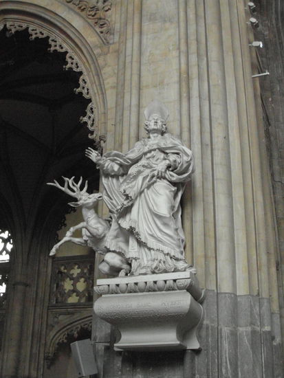 Hubertus von Lüttich, der der Legende nach von einem Hirsch bekehrt wurde, der ein Kreuz in seinem Geweih trug. Das Bildnis des Heiligen mit einem Hirschen findet sich in vielen Kirchen und Museen in Lüttich.