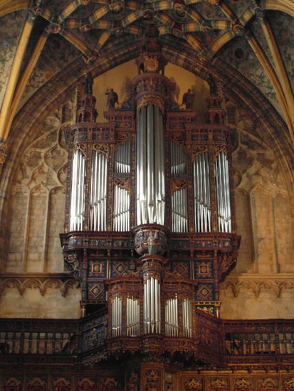 Das wunderschöne Orgelgehäuse stammt noch aus der Renaissance, die Orgel selbst ist eine Rekonstruktion von 1998.