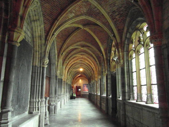 Durch den Kreuzgang geht es zur Schatzkammer