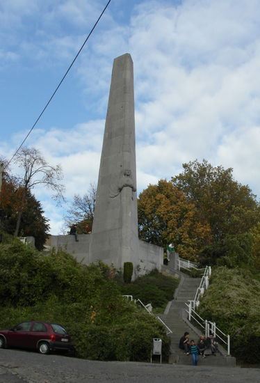 Zunächst gelangt man zu einem Kriegsdenkmal mit Aussichtspunkt, von einem Punkt etwas weiter am Weg hat man aber noch eine viel bessere Aussicht.