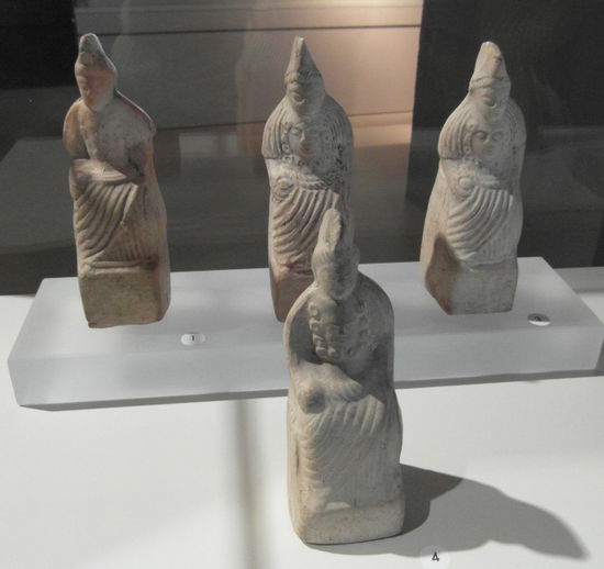 Verschiedene Statuen der Kriegsgöttin Minerva, die alle das Gesicht des Monsters Medusa (mit Schlangenhaaren) auf der Brust tragen.